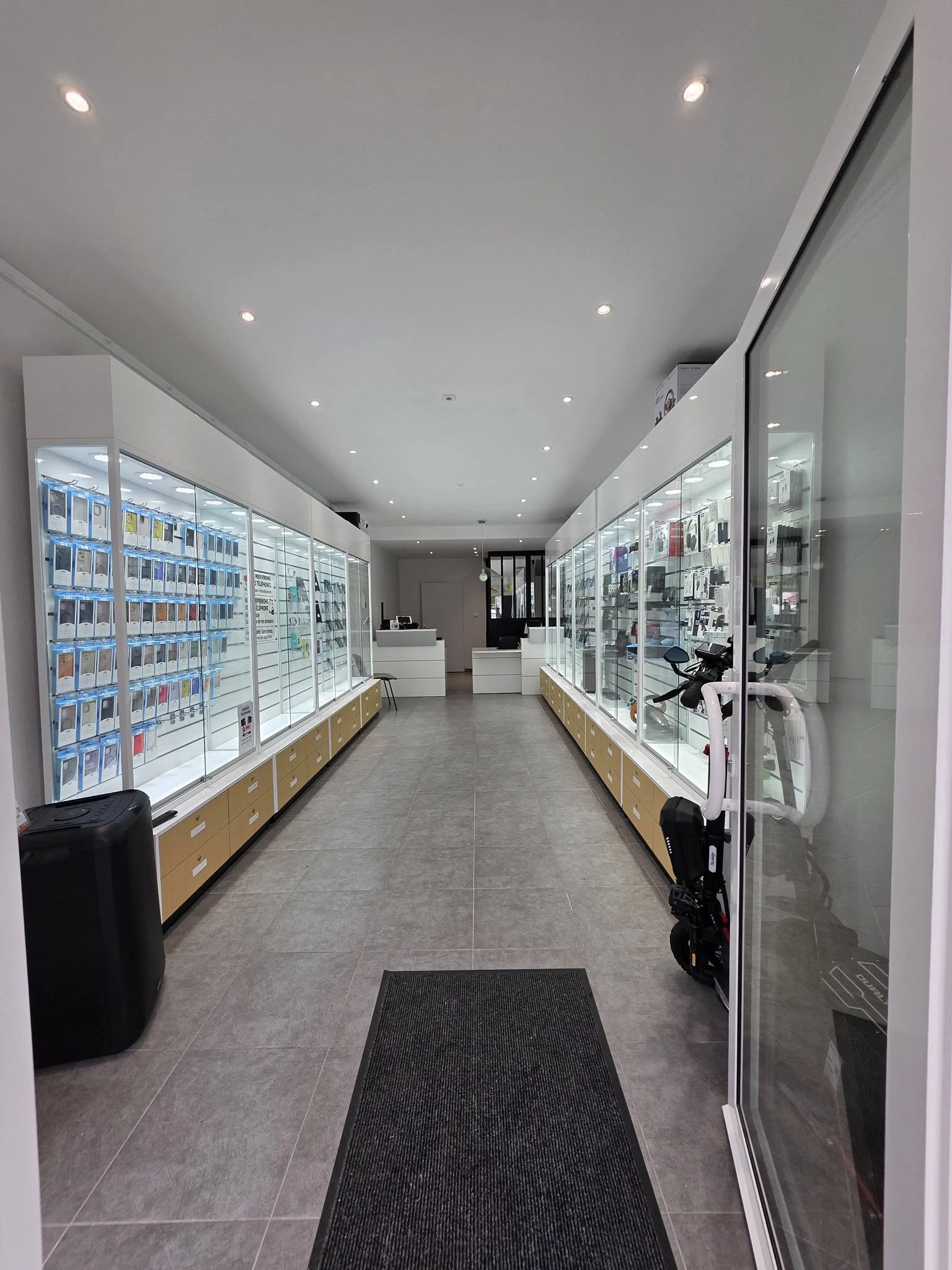 Intérieur de la boutique Multimedia Services